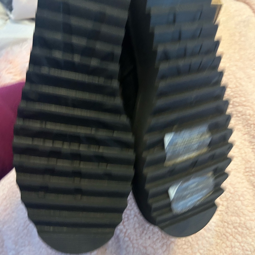 NWOT UGG platform boots. - image 7